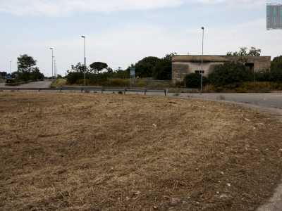 Arriviamo cos� a una seconda rotatoria che si trova in prossimit� dei parcheggi della curva sud e sulla quale si affaccia un casolare abbandonato all�interno del quale la sporcizia regna sovrana...